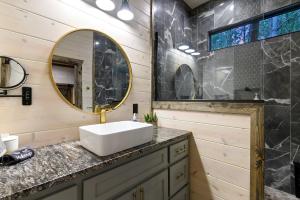 Koupelna v ubytování Unwind in Style! *NEW* Sip and Stay Hideaway