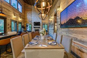 TV a/nebo společenská místnost v ubytování Unwind in Style! *NEW* Sip and Stay Hideaway