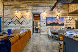 Posezení v ubytování Unwind in Style! *NEW* Sip and Stay Hideaway