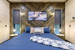Postel nebo postele na pokoji v ubytování Unwind in Style! *NEW* Sip and Stay Hideaway