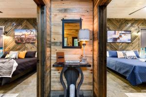 Postel nebo postele na pokoji v ubytování Unwind in Style! *NEW* Sip and Stay Hideaway