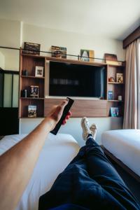 Televízia a/alebo spoločenská miestnosť v ubytovaní JOST Hotel Montpellier Centre St Roch