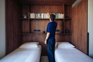 Posteľ alebo postele v izbe v ubytovaní JOST Hotel Montpellier Centre St Roch
