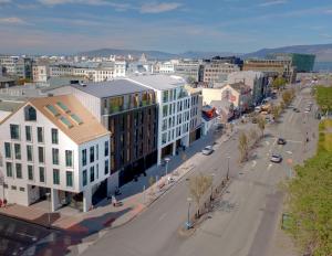 einen Luftblick auf eine Stadtstraße mit Gebäuden in der Unterkunft Hótel Reykjavík Saga in Reykjavík
