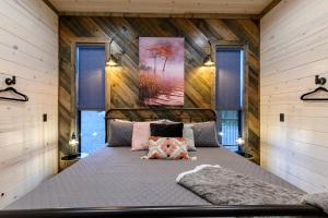 Postel nebo postele na pokoji v ubytování Unwind in Style! *NEW* Sip and Stay Hideaway