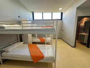 a room with two bunk beds and a hallway at Vigo Beds & Rooms in Vigo