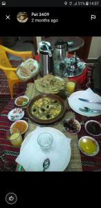 una mesa cubierta con platos y tazones de comida en Maison D'hôtes Chez Bassou Agoudal, en Agoudal