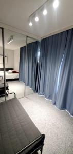 ein Schlafzimmer mit blauen Vorhängen und einem Bett darin in der Unterkunft Cer de munte in Nucşoara