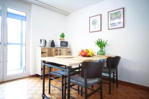 cocina con mesa y sillas en una habitación en Nest - Hertizentrum 2, en Zug