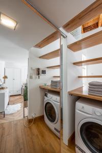een wasruimte met een wasmachine en droger bij Hlavna Loft Apartment Kosice in Košice