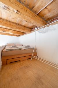 een bed in een kamer met een houten plafond bij Hlavna Loft Apartment Kosice in Košice