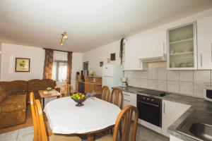 Кухня или мини-кухня в Apartmani Nada & Darko, Kampor, Rab, Hrvatska
