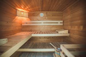 Двухъярусная кровать или двухъярусные кровати в номере Apartmani Nada & Darko, Kampor, Rab, Hrvatska