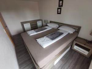 Cette petite chambre comprend 2 lits. dans l'établissement Apartment Bürgerstraße, 50 q.m., à Dresde