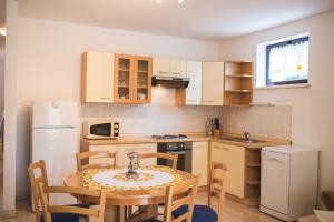 Кухня или мини-кухня в Apartmani Nada & Darko, Kampor, Rab, Hrvatska
