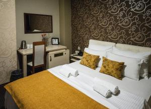 Rúm í herbergi á Hotel Bell +2 myndir