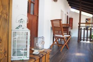 una camera con una sedia in legno e un contenitore in vetro di Casa Cucuc a Frisanco