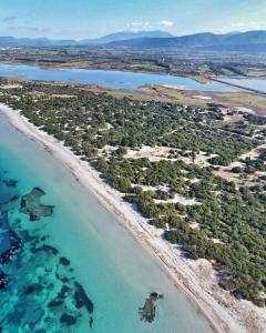 una vista aérea de la playa y del océano en Il Salvatore en Masainas