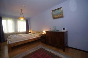 una camera con letto, cassettiera e tavolo di Traumstrasse a Witsum