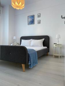 1 dormitorio con 1 cama y 1 sofá en Studios & Apartments Palas by GLAM APARTMENTS, en Iaşi