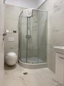 Ванна кімната в Studios & Apartments Palas by GLAM APARTMENTS