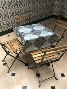 a table and chairs with a quilt on top of it at Piso los franchutes in Cabra