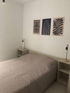 um quarto com uma cama e duas fotografias na parede em Piso los franchutes em Cabra