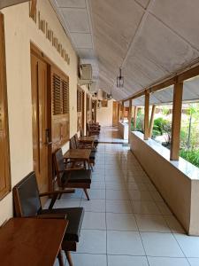 a row of tables and chairs in a cafeteria at Hotel Maerakatja Yogyakarta in Jetis