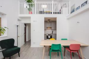 a kitchen and dining room with a table and chairs at Modern & Spacious 2BD Apartment in Limehouse in London