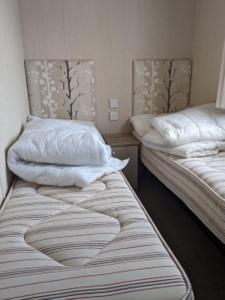 Postel nebo postele na pokoji v ubytování Lovely 8 Berth Caravan With Wifi At Steeple Bay In Essex Ref 36069e