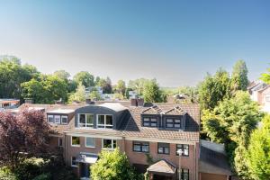 een luchtzicht op een huis met een dak bij Elegante Ferienwohnung am See in Düsseldorf
