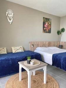 Postel nebo postele na pokoji v ubytování Charmant appartement avec piscine et vue sur mer + 10 fotografií