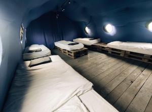 pokój z 3 łóżkami w niebieskim pokoju w obiekcie Camp66 w mieście Karpacz