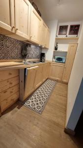 A kitchen or kitchenette at Appartamento Piano terra - Marmolada - Rocca Pietore - Boscoverde