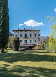un grande edificio bianco in un prato di Regal Villa with Como Lake View and Free Parking a Bellagio