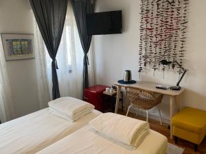 a bedroom with two beds and a desk and a desk at Beautiful Private Room next to Lisbon - NEW in Paço de Arcos