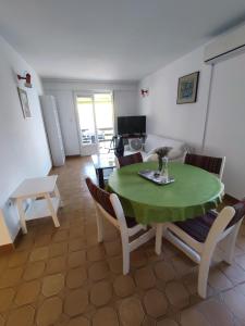TV a/nebo společenská místnost v ubytování Apartment Nanica Prigradica