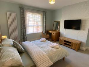 a bedroom with a bed with two towels on it at Brooklands Guest House in Llandrindod Wells
