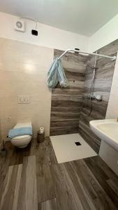La salle de bains est pourvue de toilettes et d'un lavabo. dans l'établissement Agritur Lavanda, à Nave San Rocco