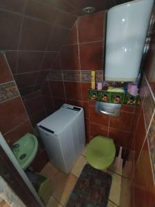 ein kleines Badezimmer mit einer umweltfreundlichen Toilette und einem Waschbecken in der Unterkunft Menton.Studio in Menton