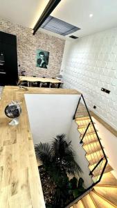 una habitación con una escalera con una planta en Loft entre Paris et Disney, en Le Perreux-Sur-Marne