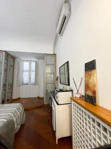 a bedroom with a bed and a microwave in it at Popolo Dream Suites - Luxury Rooms in Rome