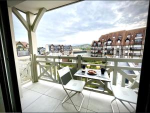 a balcony with a table and chairs on a balcony at 3 Pièces, Standing, Centre, 2 Sdb, 2 WC, Balcon in Deauville