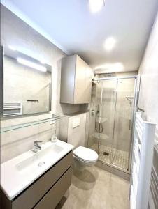 a bathroom with a toilet and a sink and a shower at 3 Pièces, Standing, Centre, 2 Sdb, 2 WC, Balcon in Deauville