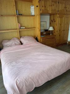 Tempat tidur dalam kamar di Alpenwohnanlage Fewo La Rotonda