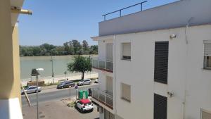 Blick auf eine Straße von einem Gebäude mit einem Parkplatz in der Unterkunft habitación doble con aseo compartido in Coria del Río