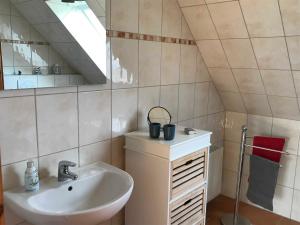 a bathroom with a sink and a mirror at Ferienwohnung Mangelsen in Gelting