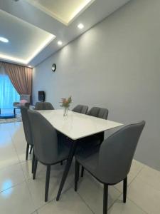 a dining room with a table and chairs at Biella Homestay Apartment for Muslim in Tanah Rata