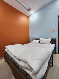 Ένα ή περισσότερα κρεβάτια σε δωμάτιο στο Gauri Shankar Home Stay