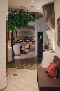 een woonkamer met een tafel en een plant bij Relax- & Wanderhotel Poppengut in Hinterstoder